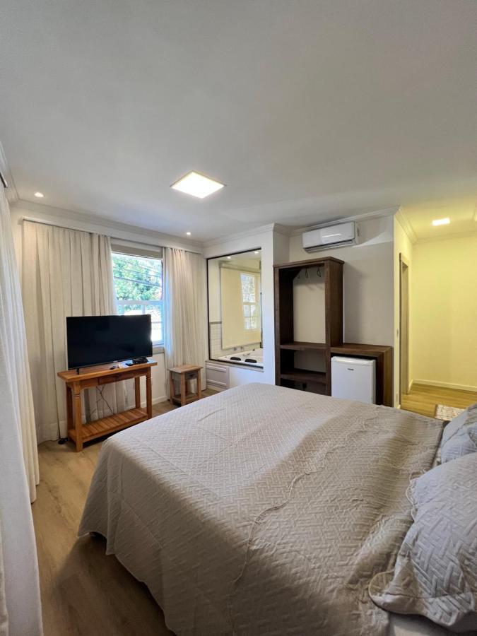 Suíte com Cama King-size e Banheira de Hidromassagem